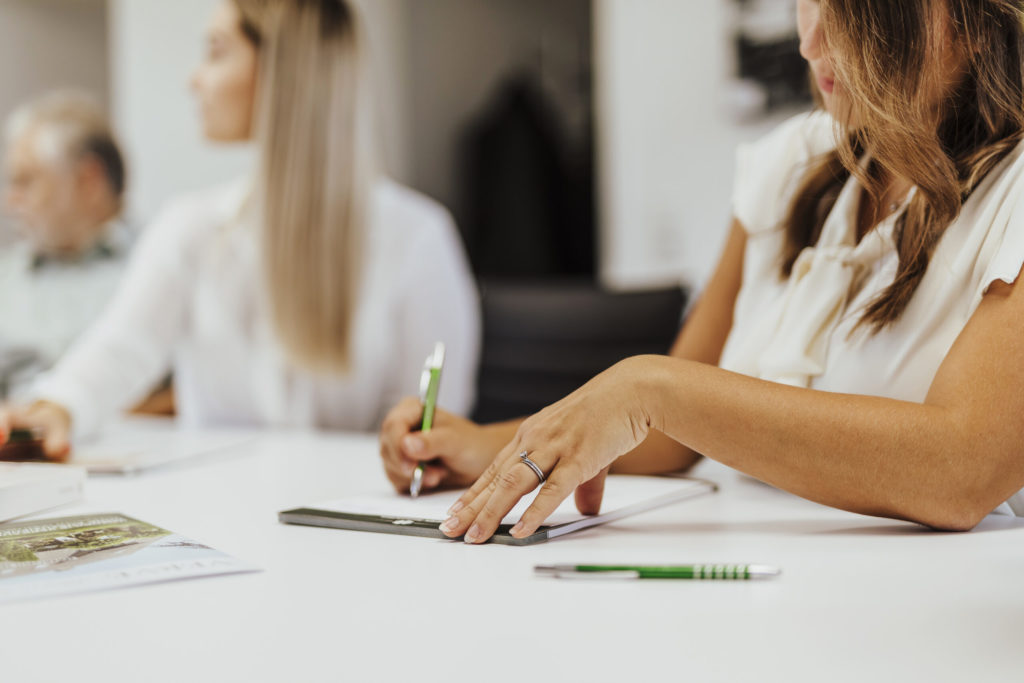 Frau mit Stift in der Hand