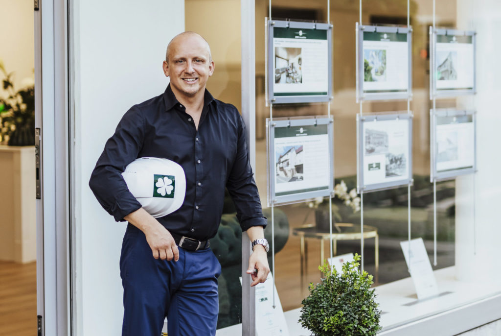 Panosch Berk steht vor dem Büro Aschaffenburg