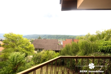 BERK Immobilien – Einfamilienhaus zum Wohlfühlen mit Panoramablick & Waldrandlage in Klingenberg/Röllfeld - Ausblick vom Balkon (116641)