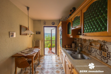 BERK Immobilien – Einfamilienhaus zum Wohlfühlen mit Panoramablick & Waldrandlage in Klingenberg/Röllfeld - Küche OG (116633)