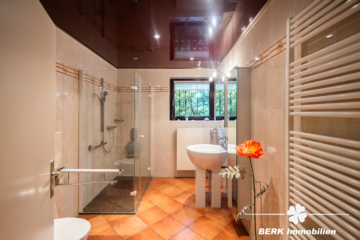 BERK Immobilien – Einfamilienhaus zum Wohlfühlen mit Panoramablick & Waldrandlage in Klingenberg/Röllfeld - Badezimmer UG (116632)