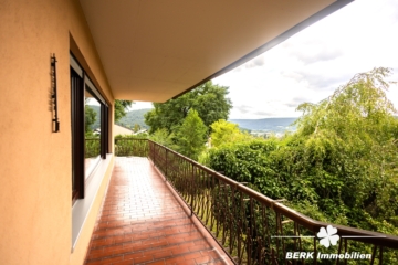 BERK Immobilien – Einfamilienhaus zum Wohlfühlen mit Panoramablick & Waldrandlage in Klingenberg/Röllfeld - Balkon (116640)