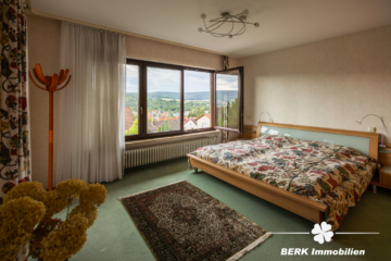 BERK Immobilien – Einfamilienhaus zum Wohlfühlen mit Panoramablick & Waldrandlage in Klingenberg/Röllfeld - Schlafzimmer OG (116634)