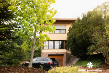 BERK Immobilien – Einfamilienhaus zum Wohlfühlen mit Panoramablick & Waldrandlage in Klingenberg/Röllfeld - Frontansicht (116626)