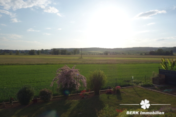 BERK Immobilien – Gepflegtes Einfamilienhaus mit schönem Garten in unverbaubarer Feldrandlage - Ausblick (116335)