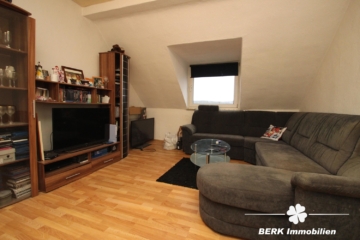 BERK Immobilien – Attraktive Renditeimmobilie: Voll vermietetes Wohn- und Geschäftshaus in zentraler Stadtlage - Wohnzimmer DG (114977)