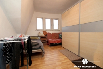 BERK Immobilien – Attraktive Renditeimmobilie: Voll vermietetes Wohn- und Geschäftshaus in zentraler Stadtlage - Kinderzimmer DG (114978)