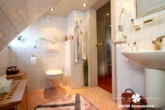 Badezimmer DG - BERK Immobilien – Wohnhaus mit Herz: Gemütlichkeit und Scheune auf großem Grundstück