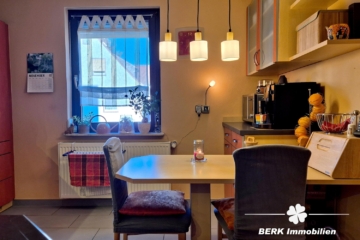 BERK Immobilien – Wohnhaus mit Herz: Gemütlichkeit und Scheune auf großem Grundstück - Küche Essbereich (116019)