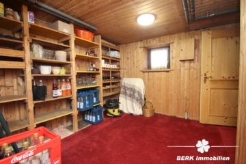 BERK Immobilien – Wohnhaus mit Herz: Gemütlichkeit und Scheune auf großem Grundstück - Lagerraum KG (116028)