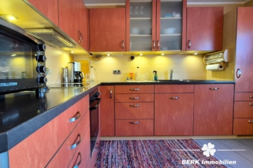 BERK Immobilien – Wohnhaus mit Herz: Gemütlichkeit und Scheune auf großem Grundstück - Küche II (116018)