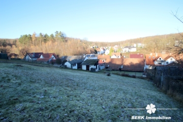 BERK Immobilien – Wohnhaus mit Herz: Gemütlichkeit und Scheune auf großem Grundstück - Gartenansicht (116029)