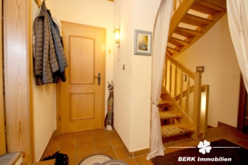 BERK Immobilien – Wohnhaus mit Herz: Gemütlichkeit und Scheune auf großem Grundstück - Eingangsbereich (116017)