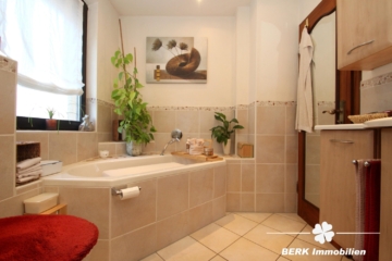 BERK Immobilien – Wohnhaus mit Herz: Gemütlichkeit und Scheune auf großem Grundstück - Badzimmer II (116023)