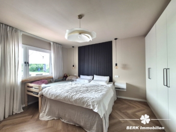 *VERKAUFT* BERK Immobilien – frisch sanierte & sonnige 4-Zimmer-Wohnung mit Balkon, Terrasse & Garten in Krombach - Elternschlafzimmer (115365)