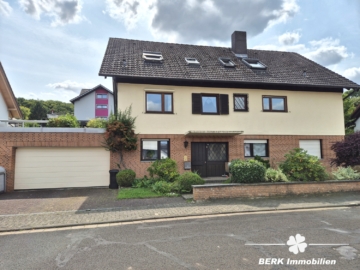*VERKAUFT* BERK Immobilien – frisch sanierte & sonnige 4-Zimmer-Wohnung mit Balkon, Terrasse & Garten in Krombach - Straßenansicht (115372)