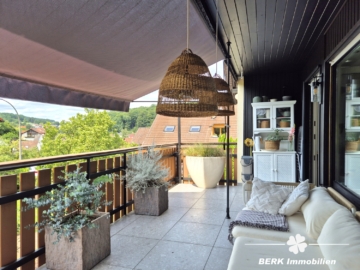 *VERKAUFT* BERK Immobilien – frisch sanierte & sonnige 4-Zimmer-Wohnung mit Balkon, Terrasse & Garten in Krombach - Balkon (115356)