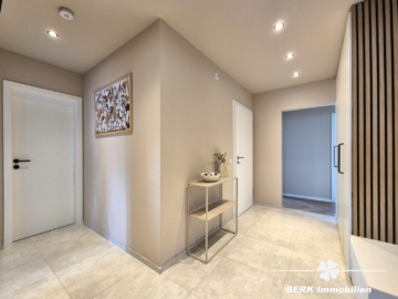 *VERKAUFT* BERK Immobilien – frisch sanierte & sonnige 4-Zimmer-Wohnung mit Balkon, Terrasse & Garten in Krombach - Flur / Eingang (115361)