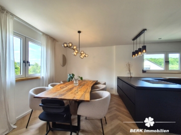 *VERKAUFT* BERK Immobilien – frisch sanierte & sonnige 4-Zimmer-Wohnung mit Balkon, Terrasse & Garten in Krombach - Essbereich (115360)