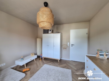 *VERKAUFT* BERK Immobilien – frisch sanierte & sonnige 4-Zimmer-Wohnung mit Balkon, Terrasse & Garten in Krombach - Kinderzimmer (115367)