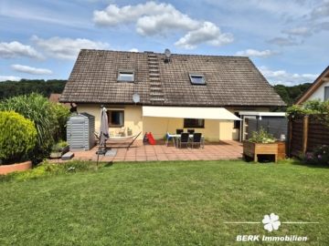 *VERKAUFT* BERK Immobilien – frisch sanierte & sonnige 4-Zimmer-Wohnung mit Balkon, Terrasse & Garten in Krombach - Gartenansicht (115370)