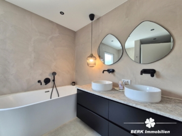 *VERKAUFT* BERK Immobilien – frisch sanierte & sonnige 4-Zimmer-Wohnung mit Balkon, Terrasse & Garten in Krombach - Badezimmer (115362)