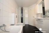 Badezimmer - VERKAUFT – BERK Immobilien – lichtdurchflutete 3-Zimmer Wohnung in zentraler Lage von Mainaschaff