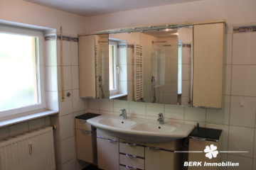 BERK Immobilien – Mehrfamilienhaus mit vielen Möglichkeiten – Selbstnutzer oder Kapitalanlage in Hardheim – Bretzingen - BERK Immobilien - Badezimmer (115771)