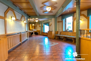 BERK Immobilien – Historisches Gebäude mit Gastgewerbe und Wohnung in Leidersbach - Gastraum (116488)