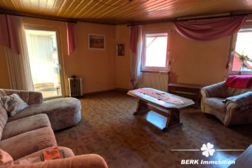 BERK Immobilien – Historisches Gebäude mit Gastgewerbe und Wohnung in Leidersbach - Wohnzimmer OG (116494)
