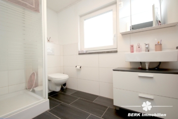 BERK Immobilien – Top gepflegtes ZFH mit gemütlichem Garten in schöner Lage von Laufach - DG- Badezimmer (115583)
