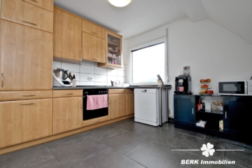 BERK Immobilien – Top gepflegtes ZFH mit gemütlichem Garten in schöner Lage von Laufach - DG- Küche (115584)