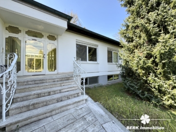 BERK Immobilien – Ein Ort zum Ankommen – Großzügiges Refugium mit Weitblick und Privatsphäre - Eingang (115199)