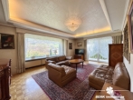 Wohnzimmer - BERK Immobilien – Ein Ort zum Ankommen – Großzügiges Refugium mit Weitblick und Privatsphäre