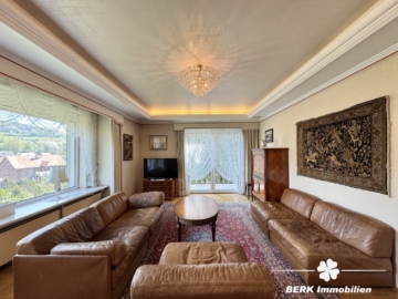 BERK Immobilien – Ein Ort zum Ankommen – Großzügiges Refugium mit Weitblick und Privatsphäre - Wohnzimmer (115204)