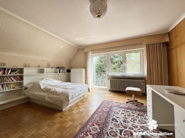BERK Immobilien – Ein Ort zum Ankommen – Großzügiges Refugium mit Weitblick und Privatsphäre - Schlafzimmer 1 (115208)