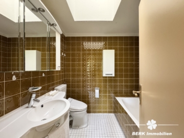 BERK Immobilien – Ein Ort zum Ankommen – Großzügiges Refugium mit Weitblick und Privatsphäre - Bad Anbau (115214)