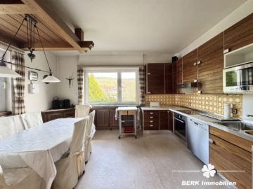 BERK Immobilien – Ein Ort zum Ankommen – Großzügiges Refugium mit Weitblick und Privatsphäre - Küche (115217)