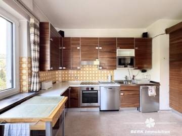 BERK Immobilien – Ein Ort zum Ankommen – Großzügiges Refugium mit Weitblick und Privatsphäre - Küche (115218)