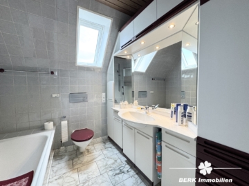 BERK Immobilien – Ein Ort zum Ankommen – Großzügiges Refugium mit Weitblick und Privatsphäre - Bad OG (115219)