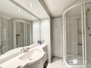 BERK Immobilien – Ein Ort zum Ankommen – Großzügiges Refugium mit Weitblick und Privatsphäre - Bad UG (115220)