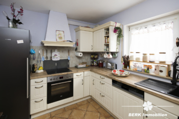 BERK Immobilien – gemütliche 3-Zimmer-Erdgeschosswohnung mit großer Terrasse, Balkon & Gartenzugang - Küche (116663)