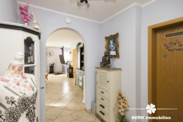 BERK Immobilien – gemütliche 3-Zimmer-Erdgeschosswohnung mit großer Terrasse, Balkon & Gartenzugang - Flur (116671)