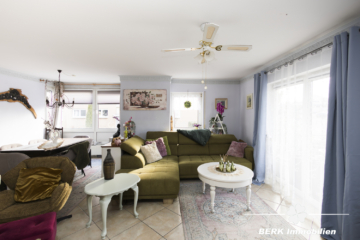 BERK Immobilien – gemütliche 3-Zimmer-Erdgeschosswohnung mit großer Terrasse, Balkon & Gartenzugang - Wohnbereich (116660)