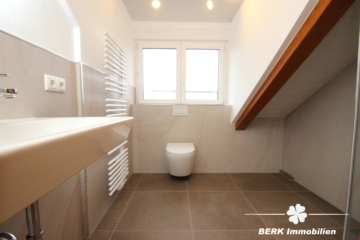 BERK Immobilien – Stilvolle DG-Wohnung für Singles & Paare im Erstbezug am Ortsrand inkl. Tiefgarage - Badezimmer (116262)