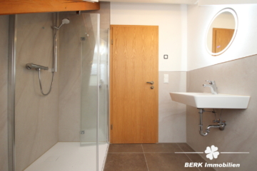 BERK Immobilien – Stilvolle DG-Wohnung für Singles & Paare im Erstbezug am Ortsrand inkl. Tiefgarage - Bad (116261)