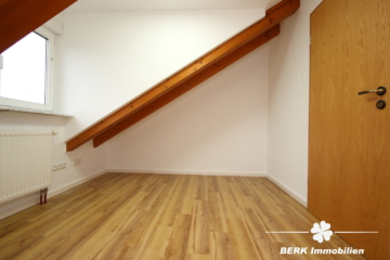 BERK Immobilien – Stilvolle DG-Wohnung für Singles & Paare im Erstbezug am Ortsrand inkl. Tiefgarage - Büro (116260)