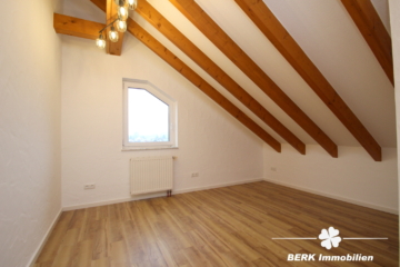 BERK Immobilien – Stilvolle DG-Wohnung für Singles & Paare im Erstbezug am Ortsrand inkl. Tiefgarage - Schlafzimmer (116259)