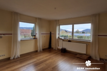 RESERVIERT – Charmantes Einfamilienhaus direkt am Weinberg in sonniger Lage von Großheubach - Wohnzimmer EG (115955)