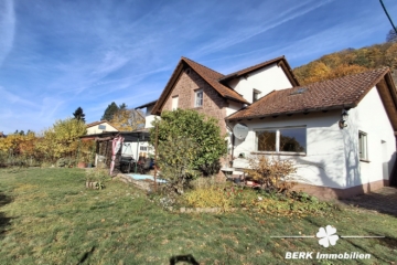 RESERVIERT – Charmantes Einfamilienhaus direkt am Weinberg in sonniger Lage von Großheubach - Außenansicht vom Haus und Garten (115953)